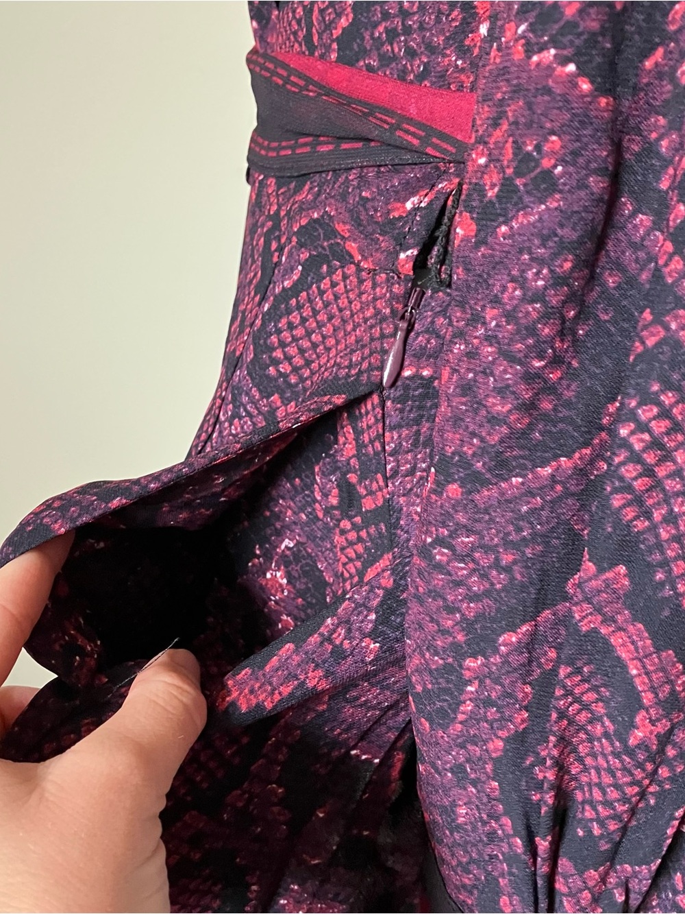 Reiss Aurora Burgundy Snake Print Flippy Belted Knee Length Dress size 10 - Picture 9 of 10